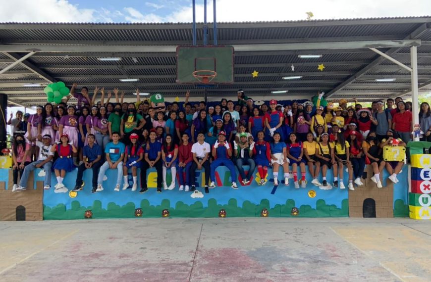 Estudiantes de duodécimo grado reciben a estudiantes de séptimo grado.
