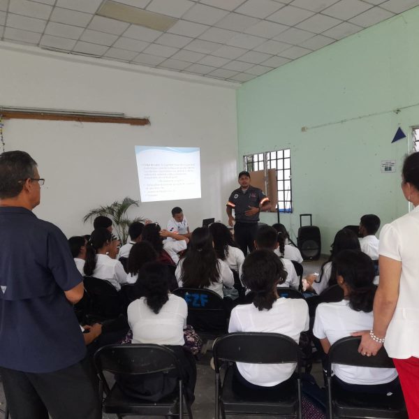 SUME dicta charla de primeros auxilios a estudiantes de 7° grado