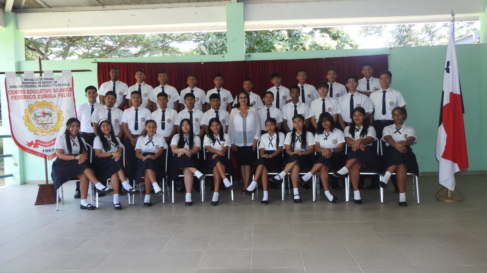 Toma de fotos para el portadiploma de los graduandos ETERNIUM 2K24